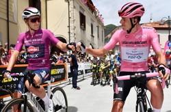 Peleton Giro d'Italia wolny od koronawirusa. Wycofał się zwycięzca 2. etapu