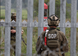 Donald Tusk i Ursula von der Leyen na granicy polsko-białoruskiej. Na przeciw żołnierze białoruscy