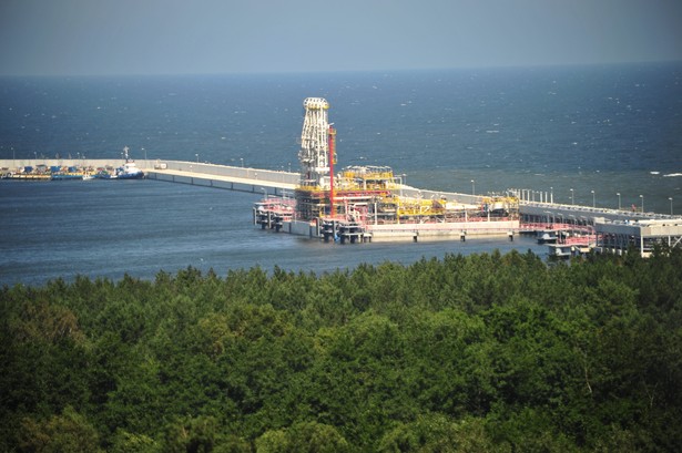 Terminal LNG w Świnoujściu umożliwi uniezależnienie się Polski od gazu z Rosji. Dzięki nowym instalacjom możliwe będzie sprowadzanie do Polski drogą morską do 5 miliardów metrów sześciennych gazu ziemnego rocznie z możliwością powiększenie zdolności regazyfikacyjnej nawet do 7,5 miliarda. (cat) PAP/Marcin Bielecki