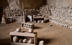 Niezwykły cmentarz w Neapolu. Mieszkańcy 'adoptują' na nim czaszki