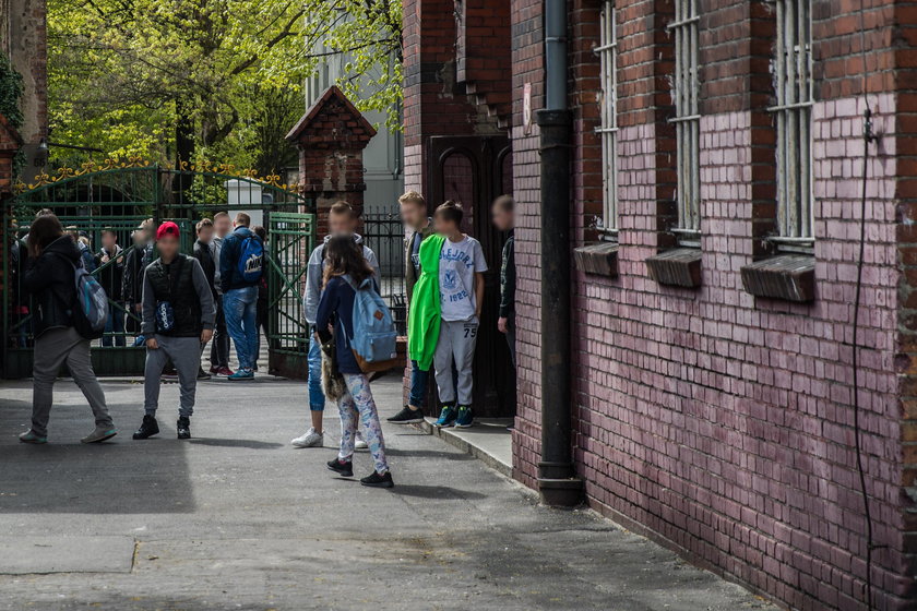 W podstawówce na Jeżycach zawalił się sufit. 6 uczniów rannych