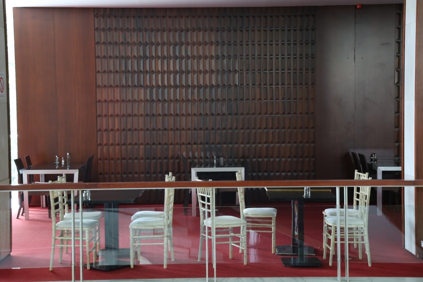 Unutrašnji enterijer u hotelu od mahagonija