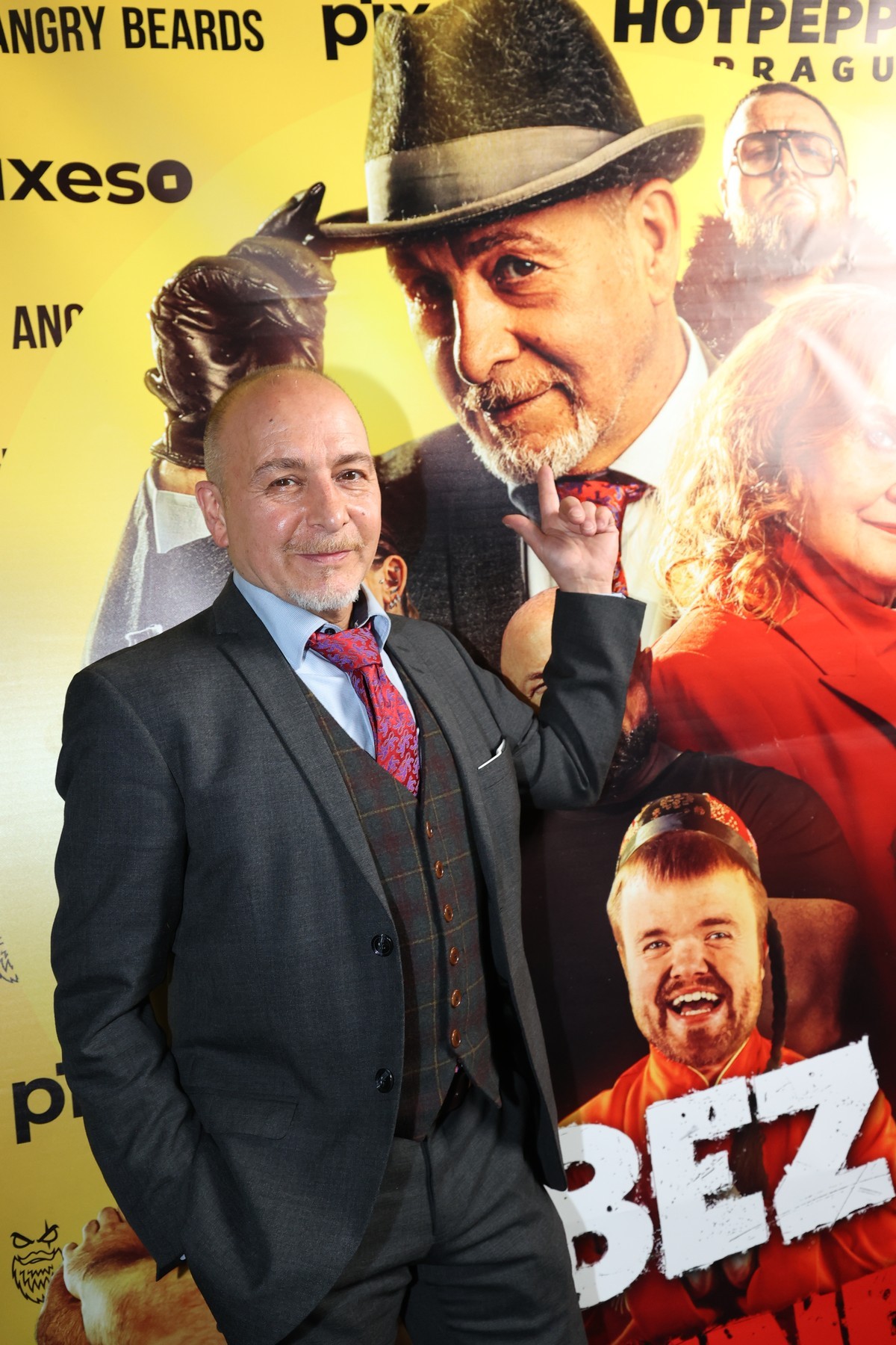 Nemecký herec Erdoğan Atalay na premiére filmu Bez trenek v Česku. 