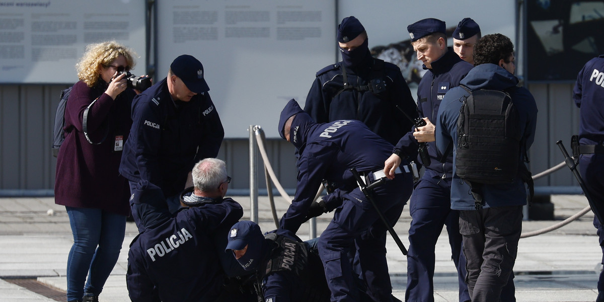 Funkcjonariusze policji rozprawiają się z protestującymi pod Pomnikiem Ofiar Tragedii Smoleńskiej 2010 roku.