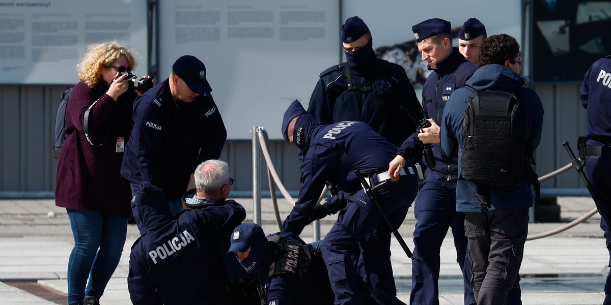 Funkcjonariusze policji rozprawiają się z protestującymi pod Pomnikiem Ofiar Tragedii Smoleńskiej 2010 roku.