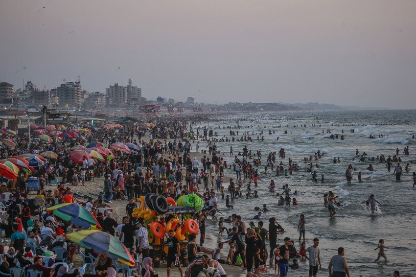 Gaza je među najgušće naseljenim područjima u svetu: Palestinci na plaži u Gaza Sitiju 19. avgusta 2022.
