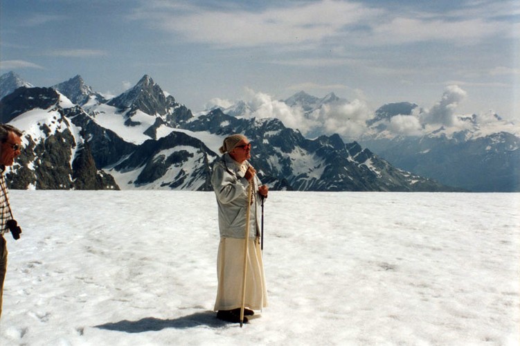 <strong>Apartament, reż. Maciej Czajkowski</strong>
<br><br>
Nowy film producentów wielkiego przeboju polskich kin - „Świadectwa”, w którym zobaczymy niezwykłe, nigdy wcześniej nie publikowane materiały, pokazujące prywatne oblicze Jana Pawła II. „Apartament” daje widzom niepowtarzalną szansę poznania Papieża Polaka takim, jakim znało go tylko kilku najbliższych przyjaciół i współpracowników. W filmie wykorzystano niezwykłe, nie publikowane do tej pory materiały wideo, stanowiące zapis prywatnych wyjazdów, rozmów i spotkań Jana Pawła II. W filmie usłyszymy - między innymi - wspomnienia kardynała Stanisława Dziwisza, wieloletniego sekretarza i przyjaciela Ojca Świętego, który towarzyszył mu przez prawie 40 lat - począwszy od czasów krakowskich, aż do ostatnich dni w Watykanie, Arturo Mari - osobistego fotografa Jana Pawła II, a także ochroniarza Egildo Biocca oraz innych ludzi, którzy mieli okazję poznać Ojca Świętego w mniej oficjalnych okolicznościach, podczas Jego prywatnych wędrówek i urlopów. Narratorem filmu jest dziennikarz TVP Piotr Kraśko. Muzykę skomponował Radzimir Dębski. [opis dystrybutora]