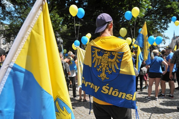 Marsz w Katowicach w dniu święta śląskiej flagi, 15 lipca 2023 r.