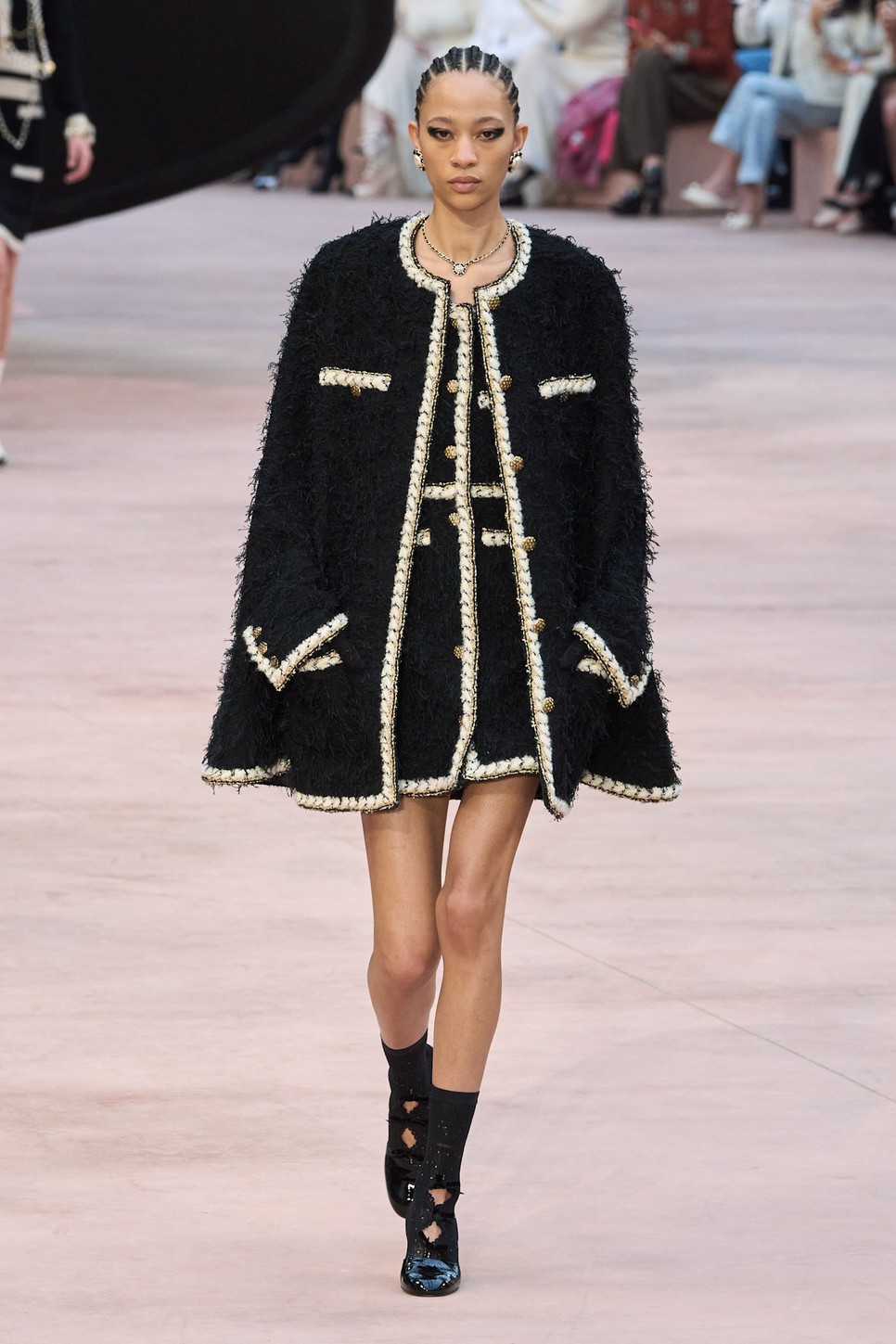 A klasszikus tweed kosztümök egy kis vadságra leltek a Chanel kollekciójában