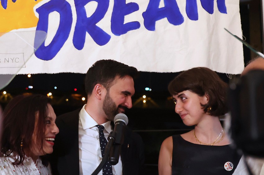 Zohran Mamdani sa suprugom Ramom Duvadži tokom izbora 25. juna