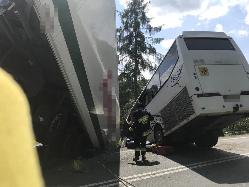 Wypadek autokaru z dziećmi. Wielu rannych