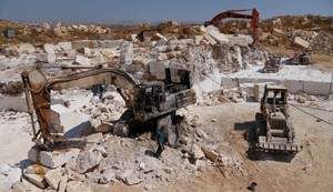 Palestinci pregledaju zapaljeni bager na mestu napada izraelskih doseljenika u selu Sair na Zapadnoj obali, blizu Hebrona.