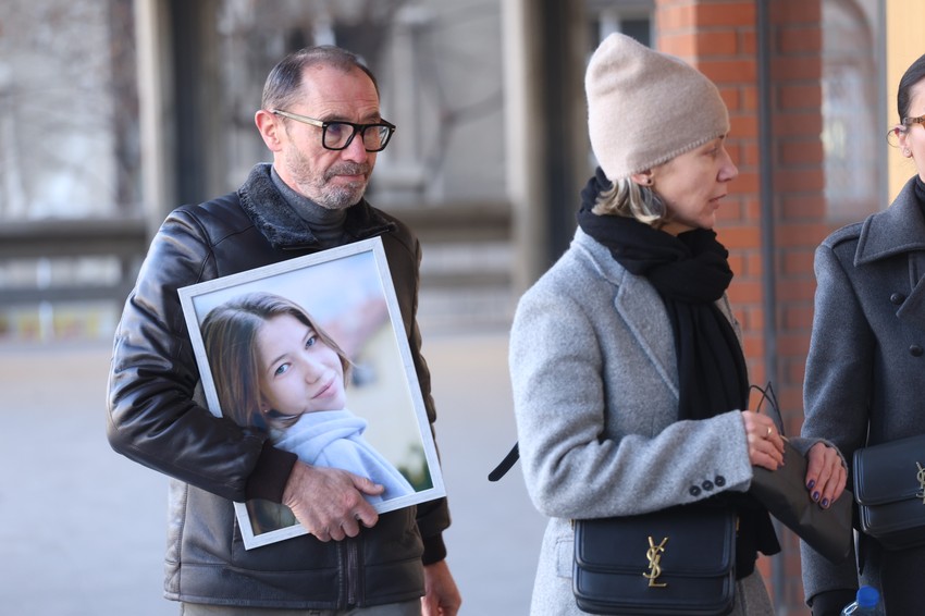 Otac malene Angeline držao je sliku svoje ubijene ćerkice