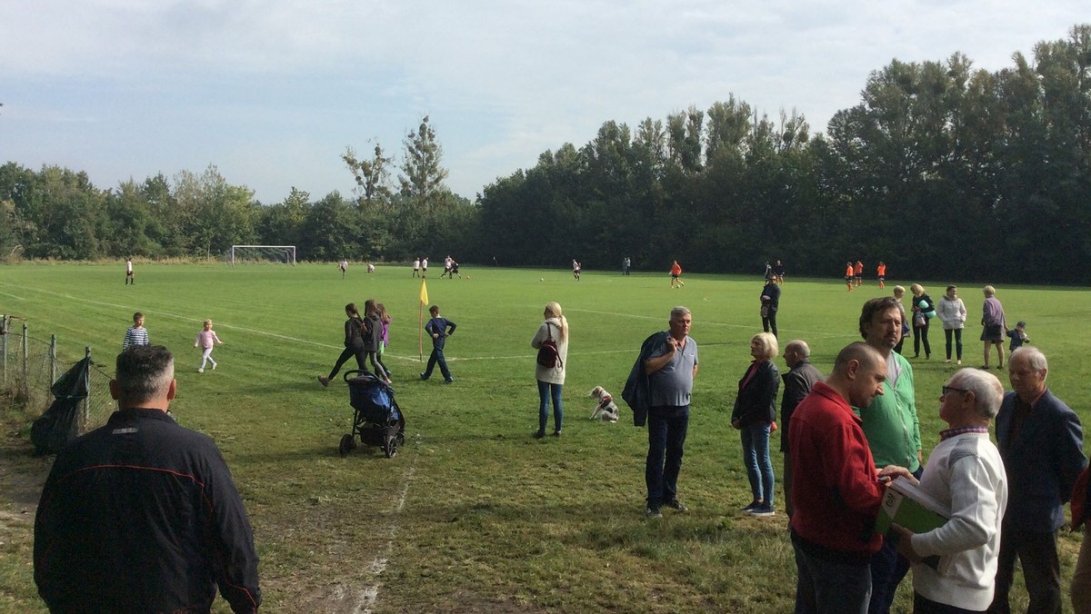 Mieszkańcy wrocławskich Stabłowic i Pracz Odrzańskich nie zgadzają się na budowę nowych bloków, które mają powstać w miejscu dawnego boiska Włókniarza przy ul. Stabłowickiej. Inwestycje planuje prywatny inwestor. W magistracie podkreślają, że nie mogą nic zrobić, bo teren, na którym mają stanąć budynki, nie należy do miasta.