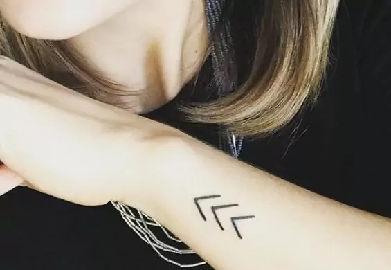 Tatuaż w formie trzech strzałek symbolem wsparcia. Zobaczycie go u wielu osób