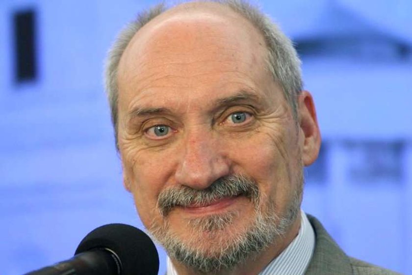 Macierewicz snuje domysły