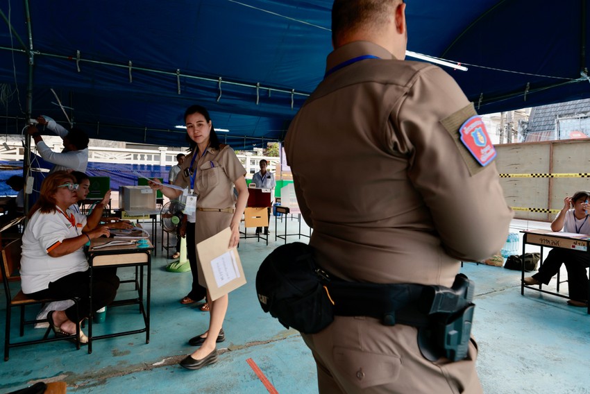 Tajlandska policija na biračkom mestu u Bangkoku