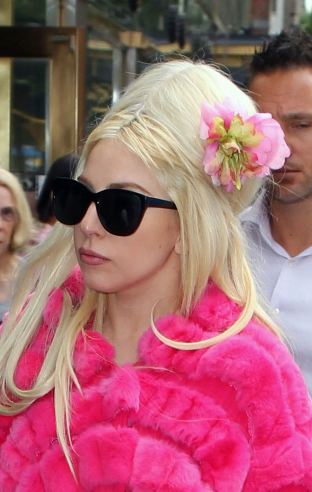 Lady Gaga wychodząca ze sklepu Wery Wang / fot. East News