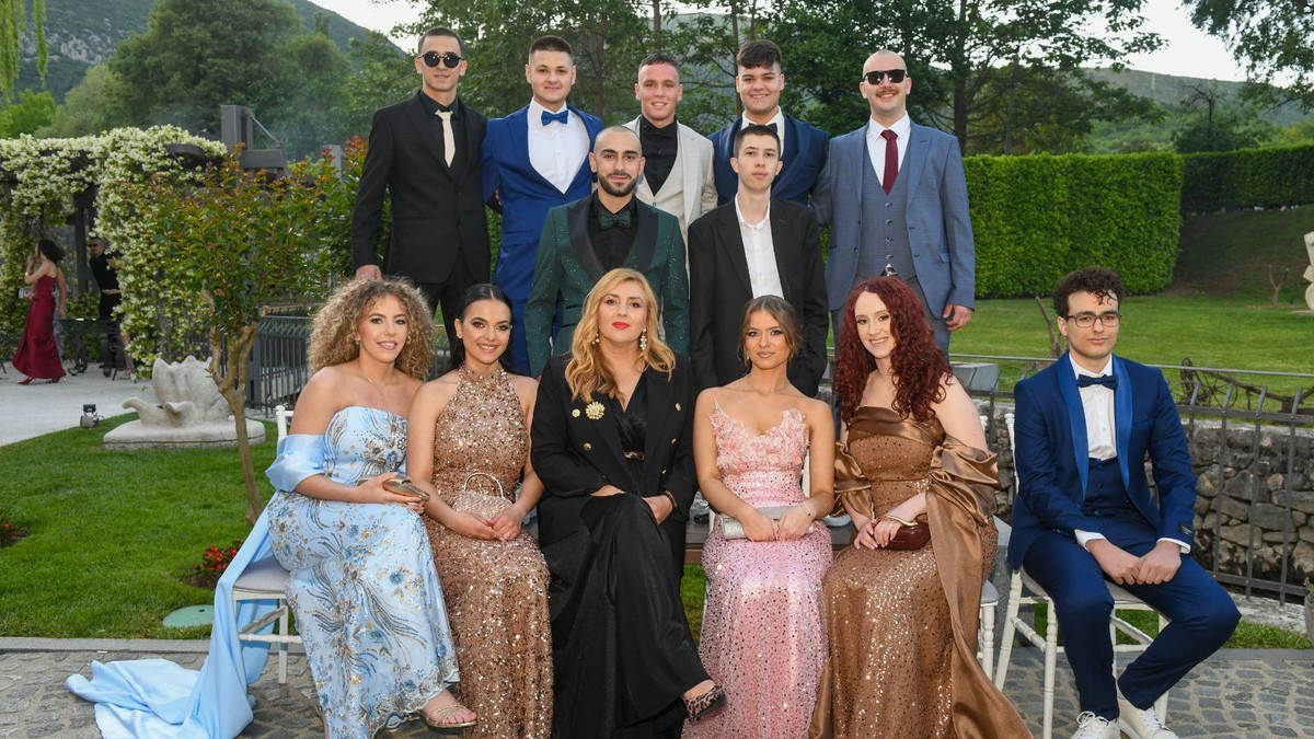 Maturanti iznenadili razrednu originalnim poklonom: 