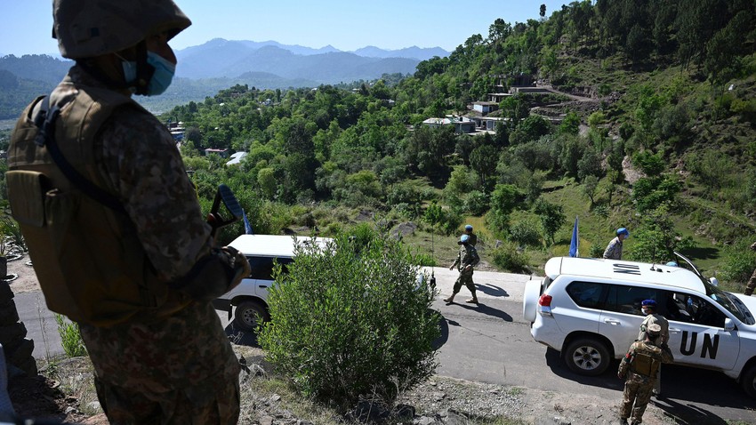 Pakistanski vojnik čuva stražu na položaju dok vozila sa vojnim posmatračima pristižu da bi posetili Liniju kontrole | Foto: Getty Images
