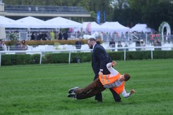 Aktywiści na oczach Trzaskowskiego zakłócili otwarcie sezonu na Torze Służewiec [WIDEO]