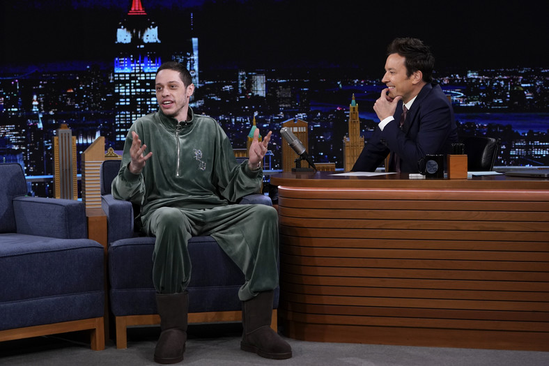 Pete Davidson w programie Jimmy'ego Fallona w 2023 r.