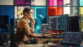 Zmiana zakładu pracy: konieczne jest szkolenie wstępne, ale nie zawsze okresowe