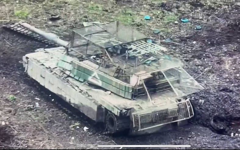 Abrams z kratami tworzącymi