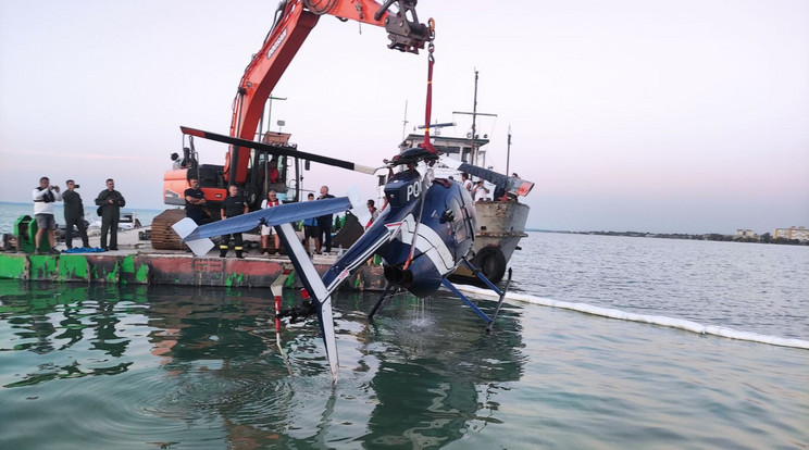 Így húzták ki a Balatonba zuhant rendőrségi helikoptert / Fotó: Somogy VMKI