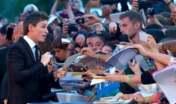 Eddie Redmayne rozchwytywany w Wenecji. Nawet, gdy nie nosi sukienki, jak "Dziewczyna z portretu"