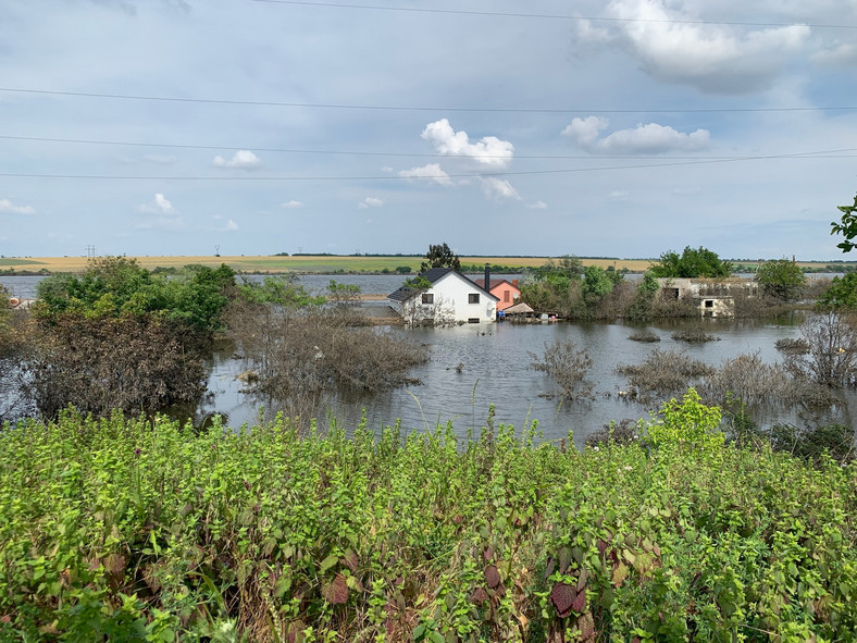Widok zalanego obszaru po zniszczeniu tamy i elektrowni wodnej w Nowej Kachowce, 13 czerwca 2023 r.