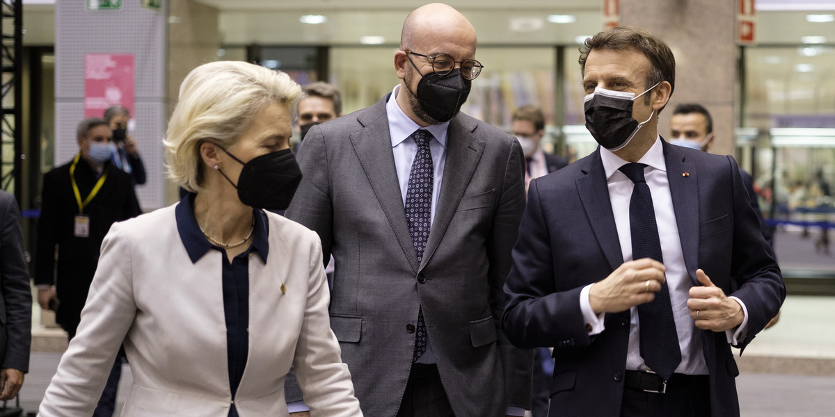Przewodnicząca Komisji Europejskiej Ursula von der Leyen (od lewej), przewodniczący Rady Europejskiej Charles Michel i prezydent Francji Emmanuel Macron po szczycie UE na temat sytuacji na Ukrainie 25 lutego 2022 r. w Brukseli.
