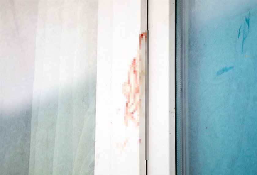 Po ataku nożownika na oknach mieszkania i chodniku było pełno krwi 