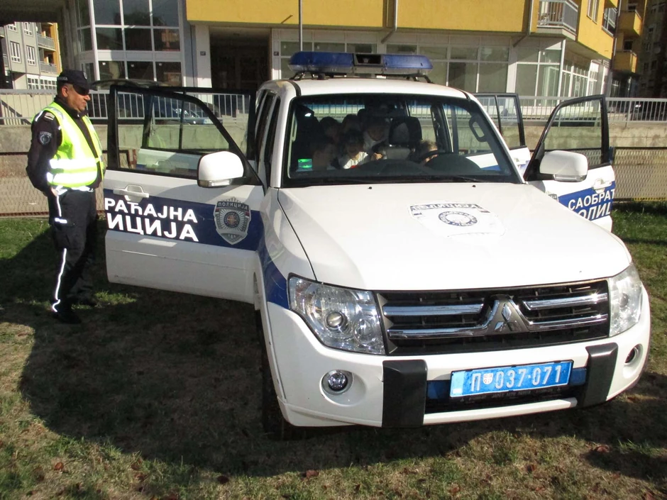 Cika i graja odjekivala je iz policijskih džipova
