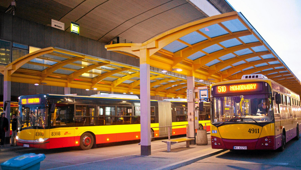 Od 1 lipca, na czas wakacji, metro w godzinach szczytu będzie kursować z mniejszą częstotliwością; zawieszone zostaną niektóre linie autobusów, a w pierwszej połowie lipca niektóre linie tramwajowe - poinformował Zarząd Transportu Miejskiego.