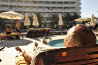 Zaległy urlop wypoczynkowy: czy można go zastąpić ekwiwalentem pieniężnym