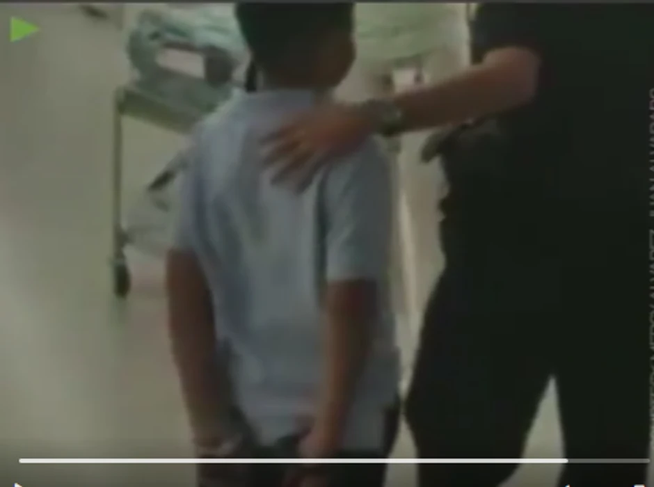 Dečak ili odrasla osoba: Lisice na rukama za sve prilikom privođenja 