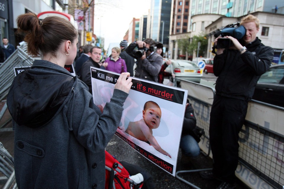 Protest przeciwko pierwszej prywatnej kliniki aborcyjnej w Irlandii Płn.