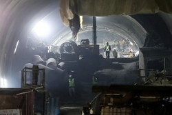 Tkwią w tunelu od dwóch tygodni. Ratownikom zostało 10 metrów