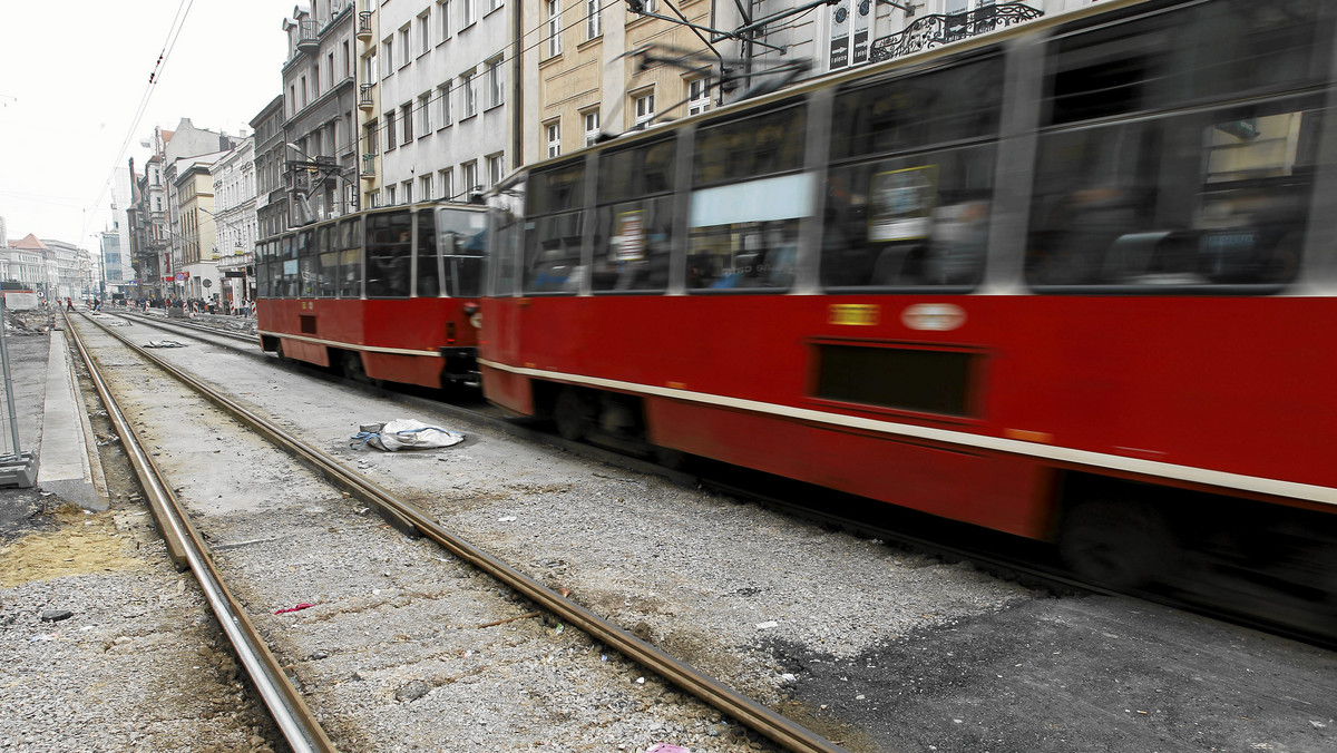 Drgania i hałas, jaki powodują przejeżdżające tramwaje ograniczone do minimum - oto efekt remontu torowiska przy ul. 3 Maja w Katowicach.