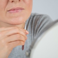 Miről árulkodnak a vékony szőrszálak egy nő állán? Rosszul teszi, ha egyszerűen csak kitépkedi