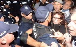 Trwa przesłuchanie mężczyzny, który zaatakował policjanta przed Pałacem Prezydenckim