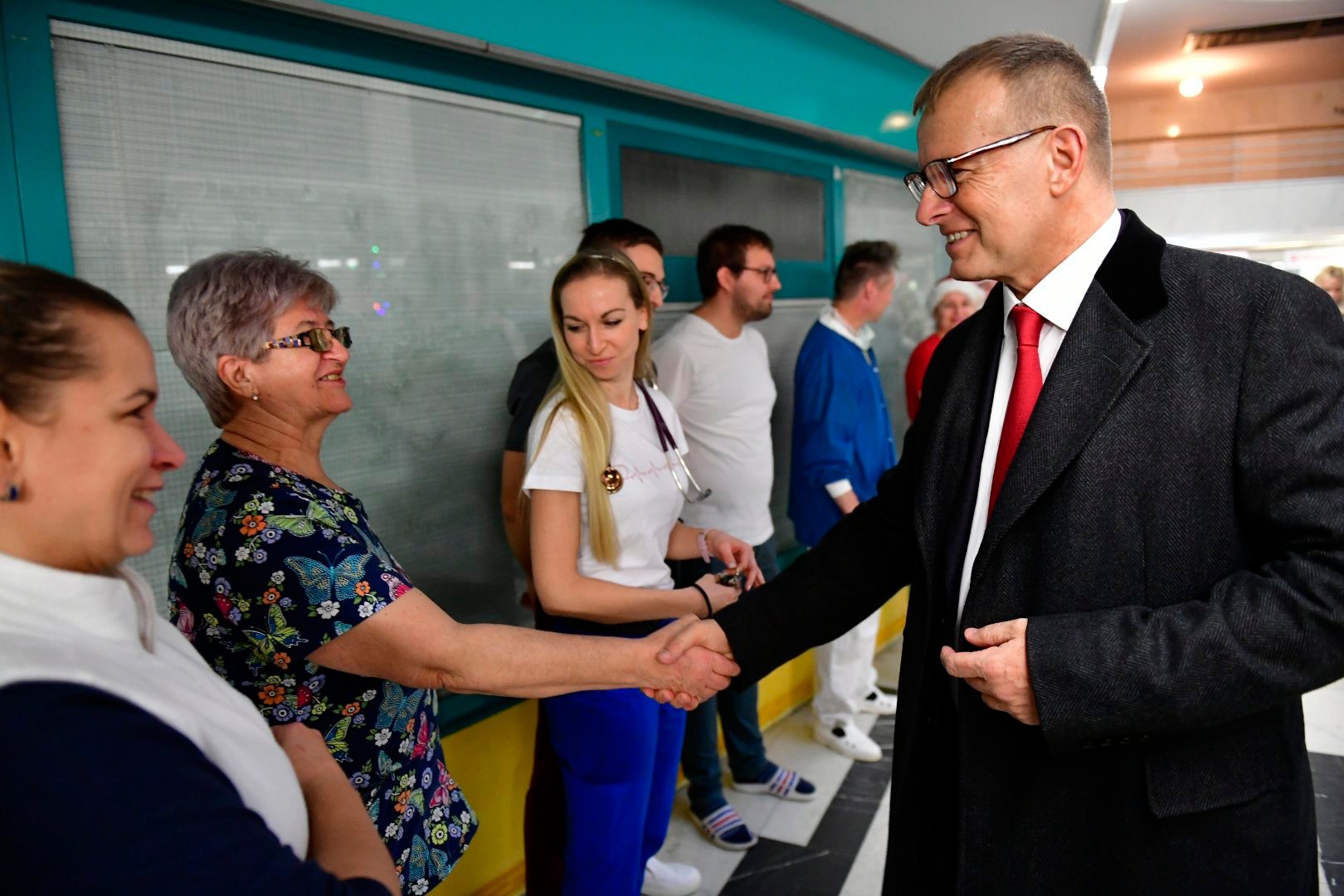 Predseda Národnej rady SR Boris Kollár (vpravo) počas navštevy zdravotníkov slúžiacich v Univerzitnej nemocnici Bratislava.