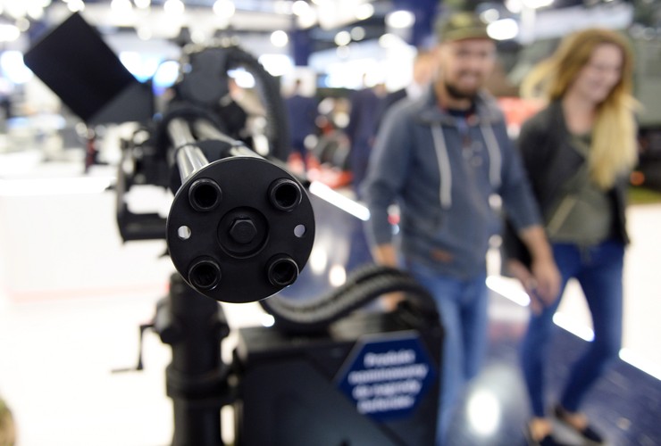 Wśród wystawców są producenci uzbrojenia zainteresowani perspektywami wprowadzenia do polskiego wojska nowych śmigłowców, samolotów myśliwskich, okrętów podwodnych i nawodnych oraz zestawów obrony powietrznej. Swoje produkty będą prezentowali także światowi potentaci rynku zbrojeniowego w tym Airbus, Bell Helicopter, Boeing, Leonardo, Lockheed Martin, Raytheon, Saab Technologies, konsorcjum Eurofighter.

<br><br><b>Na zdjęciu: </b>Wielolufowy karabin maszynowy WLKM   <br><br>
ban/ brw/ pru/<br>
fot. (cat/nlat) PAP/Piotr Polak