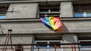 Zniszczony mur przy centrum dla osób LGBT. Pojawiły się homofobiczne napisy