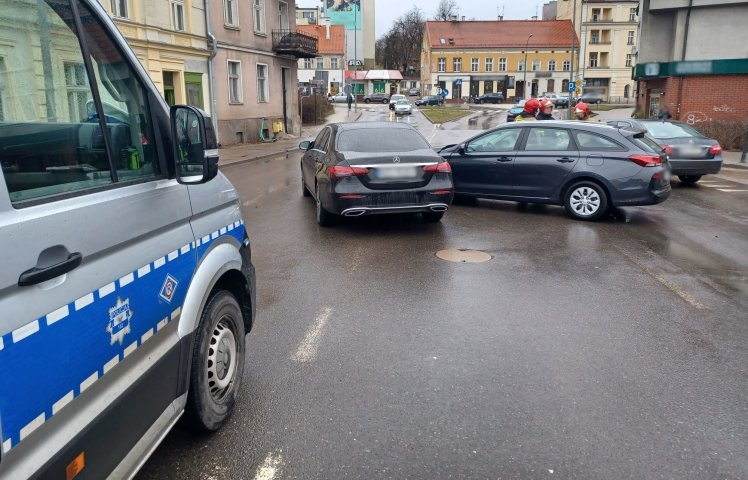 Na ul. Mochnackiego 20-letni kierujący hyundaiem doprowadził do kolizji z mercedesem