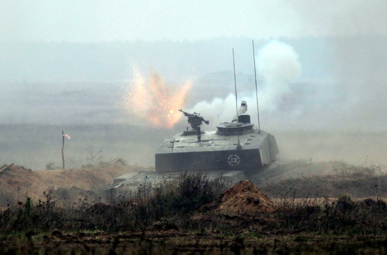 Brytyjski czołg Challenger 2 podczas ćwiczeń wojskowych 'Dragon-15' na terenie Ośrodka Szkolenia Poligonowego Wojsk Lądowych 'Orzysz' w Bemowie Piskim Brytyjski czołg Challenger 2 podczas ćwiczeń wojskowych 'Dragon-15' na terenie Ośrodka Szkolenia Poligonowego Wojsk Lądowych 'Orzysz' w Bemowie Piskim<br><br><br>fot. (mgo) PAP/Tomasz Waszczuk