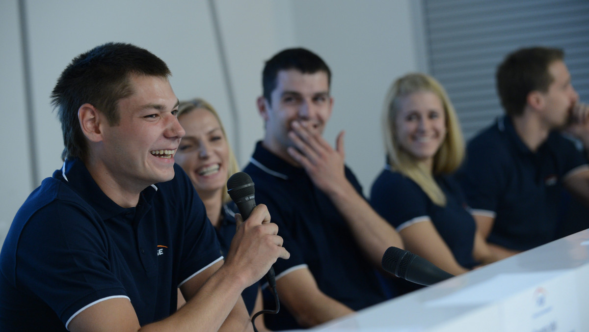 Polska Grupa Tyczkarska (Polish Pole Vault Team), czyli Anna Rogowska, Agnieszka Kolasa, Mateusz Didenkow, Łukasz Michalski, Paweł Wojciechowski - startują w barwach PGE. Najlepsi zawodnicy i zawodniczki uprawiający jedną z najbardziej widowiskowych konkurencji lekkoatletycznych - skok o tyczce, znajdują się pod energetycznym parasolem PGE Polskiej Grupy Energetycznej S.A. i tym samym dołączyli do grona  &quot;Olimpijczyków PGE&quot; - siatkarzy i mistrzyni windsurfingu Zofii Noceti-Klepackiej. 
Zespół &quot;Olimpijczyków PGE&quot; powstał w ramach działalności sponsoringu sportowego Grupy Kapitałowej PGE.
- Grupa tyczkarska to zawodnicy młodzi, utalentowani, ambitni, prezentujący najwyższy światowy poziom. Tak jak PGE Polska Grupa Energetyczna stawiają na stały rozwój, dążenie do technicznej doskonałości. Nasze uznanie zyskały nie tylko ich zwycięstwa i ukierunkowanie na sukces, ale również przyjazna atmosfera jaką tworzą w zespole. Łączą Nas wspólne wartości i pasja, by osiągać coraz wyższe cele. Dlatego głęboko wierzę, że z Energią PGE będą silniejsi w walce o olimpijskie medale - mówi Dorota Idzi, Zastępca Dyrektora Departamentu Komunikacji Korporacyjnej PGE.