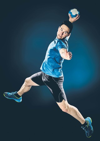 Czy trener po wyższej szkole sportowej może wykonywać swój zawód w sportach zespołowych bez ograniczeń?