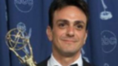 Hank Azaria nocą w muzeum